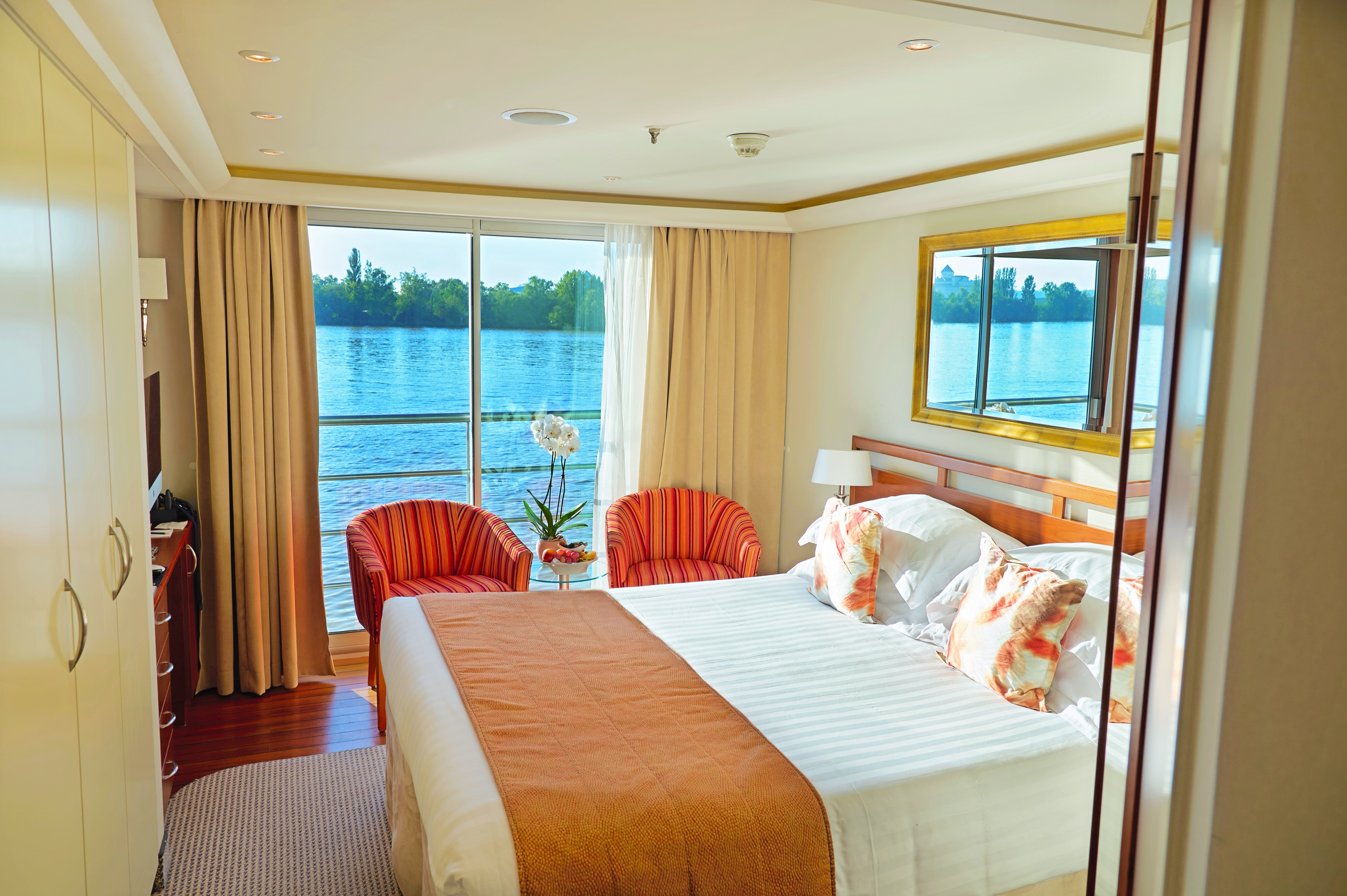 ©AmaWaterways AmaDolce Interior CAT B 2.jpg